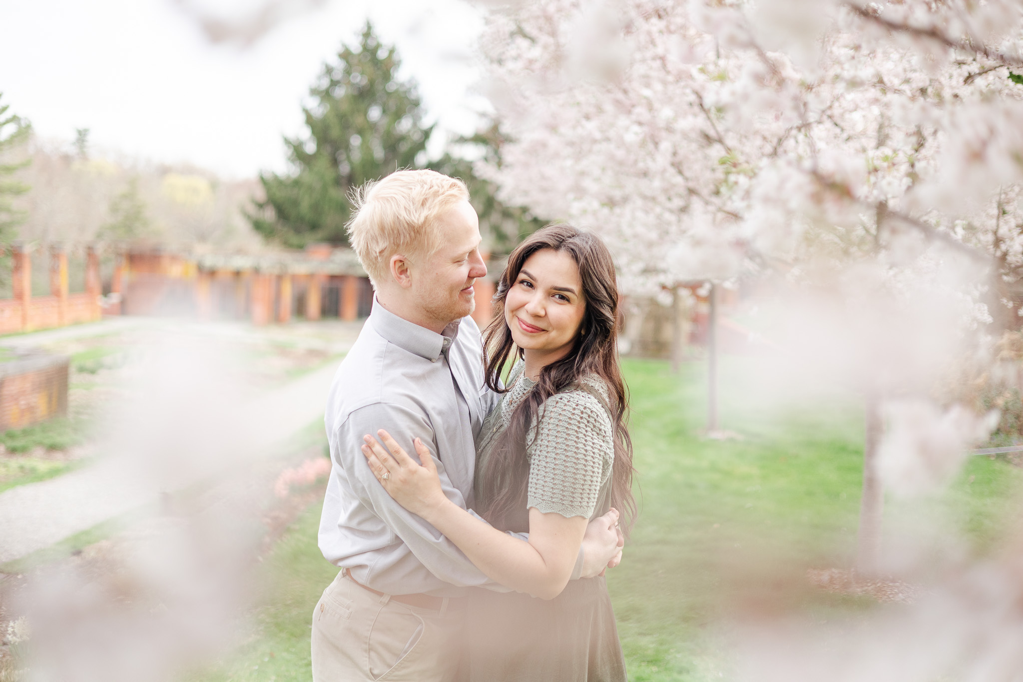 couple embracing at Vanderbilt Mansion garden